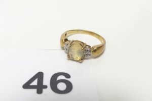 1 Bague en or 375/1000 9k, rehaussée d'une pierre abimée sur un bord et épaulée de petits diamants (td59). PB 3,4g