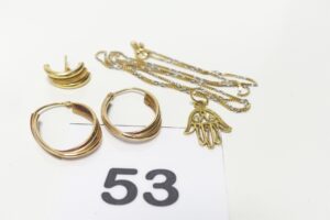 1 Paire de créoles tricolore, 1 boucle, 1 pendentif main et 1 chaîne maille carrée bicolore très fine (L44cm). Le tout en or 750/1000 18k. PB 4,7g