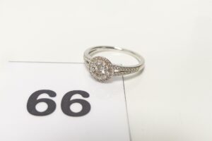 1 Bague en platine 900/1000, ornée de diamants (td56). PB 4,8g