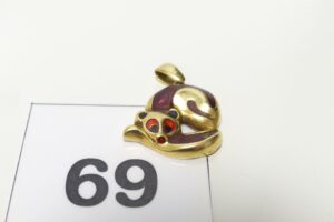 1 Pendentif en or 750/1000 18k, à décor d'un panda émaillé. PB 5,5g
