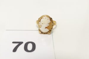 1 Bague en or 750/1000 18k (très abimée) ornée d'un camée en serti-griffes. PB 3,1g