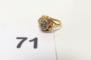1 Bague en or 750/1000 18k, motif central floral et orné d'une petite pierre usée (td51). PB 3,9g