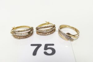 1 Bague ornée de 3 petits diamants (td50) et 2 boucles ornées de strass (plusieurs chatons vides). Le tout en or 375/1000 9k.PB 2,7g