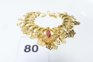 1 Collier draperie en or 875/1000 21k centré d'une pierre orange (L41cm). PB 18,8g