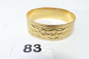1 Bracelet large rigide à décor floral en or 750/1000 18k (diamètre 6,5cm). PB 45,8g