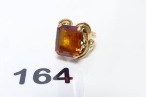 1 Bague en or 750/1000 serti-griffes une pierre orangée (td56). PB 13,2g
