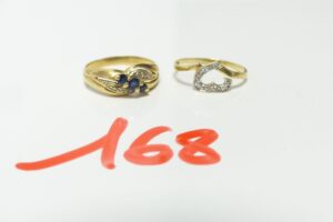 2 Bagues en or 750/1000 18k (1 ornée de petits diamants td52 et 1 ornée de 3 petites pierres bleues et 2 petits diamants td55). PB 4,3g