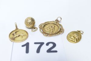 1 Pendentif ballon, 1 pendentif signe du Capricorne, 1 médaille à décor d'un ange (un peu cabossée, gravée au verso) et 1 petite médaille à décor d'un ange (verso gravé). Le tout en or 750/1000 18k PB 6,8g