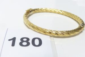 1 Bracelet jonc creux ouvrant et ouvragé en or 750/1000 18k (diamètre 5/6cm). PB 8,3g
