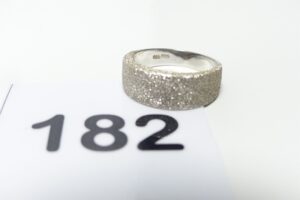 1 Bague demi-jonc en or poli et granité 750/1000 18k (td57). PB 5,5g