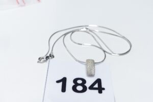 1 chaîne maille serpentine orné d'un pendentif coulissant (L44cm). Le tout en or 750/1000 18k PB 4,9g