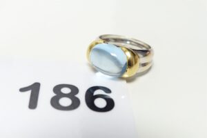 1 Bague en or 750/1000 18k sertie d'un cabochon pierre bleue épaulé d'or jaune (td58). PB 9,4g