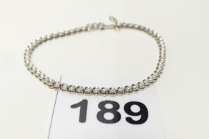 1 Bracelet ligne en or gris 750/1000 18k serti de petits diamants en serti-clos (L18cm). PB 9g
