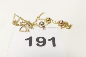 2 chaînes très fines en or 750/1000 18k (1 ornée de 3 boules coulissantes, L42cm)(1 motif central en forme de noeud, L40cm). PB 2,8g