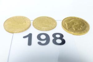 3 Pièces d'or (1 de 20frs Suisse L1935B en or 900/1000)(1 Souverain Edouard VII 1907 en or 917/1000)(1 de 10frs NAPIII 1864A en or 900/1000). PB 17,6g
