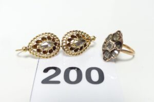 1 Bague et 2 boucles en or 750/1000 18k, ornées de diamants taille rose (1 chaton vide sur la bague td50). PB 6,2g