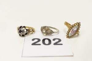 3 Bagues : 2 en or 750/1000 18k (1 ornée d'une petite pierre td53 et 1 à décor d'un personnage en émaux entourage petites perles dont 2 chatons vides td57) et 1 en or 750/1000 18k et argent dont tous les chatons sont vides td52). Le tout pour un PB 6,9g