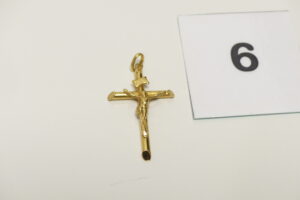 1 Christ sur croix en or 750/1000 18k (H4cm). PB 2,5g