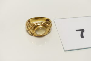 1 Bague en or 750/1000 18k centrée d'un cabochon à dos plat (td63). PB 8,4g
