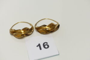 2 Créoles torsadées en or 750/1000 18k (quelques soudures bas titre et quelques chocs). PB 10,9g