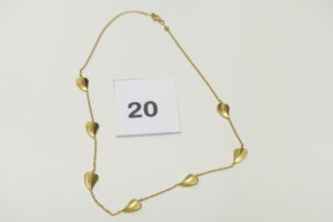 1 Collier en or 750/1000 18k à decor de motifs en coeur (L42cm). PB 8,1g