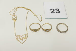 3 Bagues (1 ornée de 2 rangs de petites pierres td55)(2 à décor d'un coeur orné de petites pierres td52 et 54) et 1 chaîne très fine motif central en forme de coeur inscription "JE T'AIME" à l'intérieur (L42cm). Le tout en or 375/1000 9k PB 4,5g
