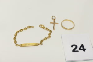 1 Bracelet gourmette gravée maille grain de café en or 750/1000 18k PB 3,8g, 1 alliance en or 750/1000 18k (td57) PB 1,9g et 1 petite croix en or 585/1000 14k PB 0,8g. (Long brac 14cm). Le tout 6,5g