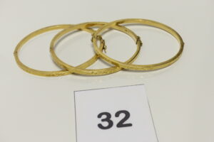 3 Bracelets rigides ouvrants et ouvragés en or 750/1000 18k (diamètre 4,5/5,5cm). PB 20,1g