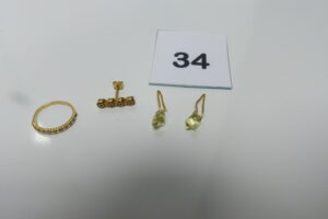1 Paire de pendants, or 916/1000 22k ornés d'une pierre (1,1g), 1 boucle en or 750/1000 18k ornée de petites pierres (1,2g) et 1 alliance jarretière en or 750/1000 18k ornée de petits diamants et petites pierres (1 chaton vide, td48). le tout PB 3,9g