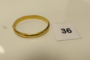 1 Bracelet demi-jonc ouvrant en or 750/1000 18k (diamètre 5/6cm)(2 petits chocs). PB 21,2g