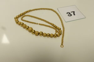1 Collier boules en or poli et granité 750/1000 18k montées sur chaînette en or (L45cm). PB 8,8g