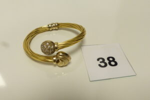 1 Bracelet articulé torsadé en or 750/1000 18k, à décor d'un coeur et motif orné de petites pierres (diamètre 5,5cm). PB 17,1g