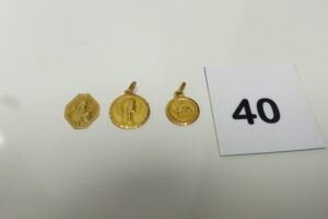 3 Médailles en or 750/1000 18k (1 signe du Lion gravée)(1 de la Vierge gravée)(1 détériorée). PB 5,1g