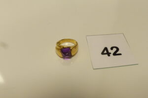 1 Bague en or 750/1000 18k rehaussée d'une pierre violette en forme de dôme (td 56). PB 7,7g