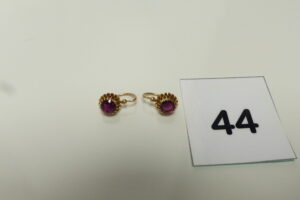 1 Paire de boucles ouvragées, or 750/1000 18k ornées d'une pierre violette. PB 2,7g