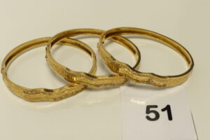 3 Bracelets rigides ouvrants en or 750/1000 18k, à motif floral et centré de petites pierres (1 chaton vide, diamètre 5/6cm). PB 32,1g