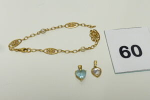 1 Bracelet à motifs filigranés détérioré et orné de 2 perles, 2 pendentifs coeur (1 orné d'une pierre bleue ciel et 1 orné d'une pierre blanche). Le tout en or 750/1000 18k PB 5,1g