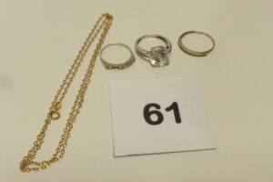 1 Chaine fine, 3 bagues (1 rehaussée d'une grosse pierre td48)(1 ornée d'un rang de petites pierres td53)(1 chaton vide td48). Le tout en or 375/1000 9k PB 6,2g
