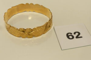 1 Bracelet rigide à décor floral en or 750/1000 18k (diamètre 6cm). PB 39g