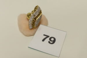 1 Bague en or 750/1000 ornée d'un pavage de petites pierres blanches (1 chaton vide, td56). PB 6,3g