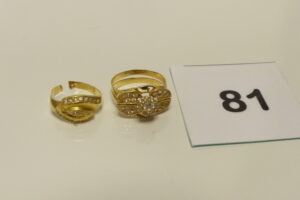 2 Bagues en or 750/1000 18k (1 rehaussée de petites pierres blanches td58)(1 détériorée et ornée de petites pierres blanches td 51). PB 5,3g