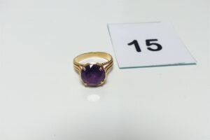 1 Bague en or 750/1000 18k rehaussée d'une pierre violette (td54). PB 4,8g