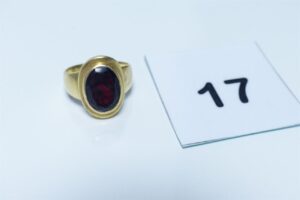 1 Bague en or 750/1000 18k centrée d'une pierre couleur grenat (td55). PB 9,8g