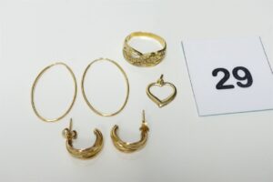 1 bague ornée de petites pierres (td57), 1 petit pendentif coeur, 2 créoles allongée et 2 demi-créoles. Le tout en or 750/1000 18k PB 5,4g