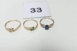 3 Bagues en or 375/1000 9k (1 ornée d'une pierre blanches Td63)(1 ornée d'une pierre verte Td58)(1 ornée d'une pierre bleue et petits diamants Td57). PB 3,8g