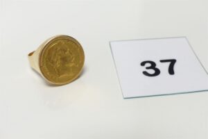 1 Chevalière en or 750/1000 18k sertie d'une pièce de 20frs 900/1000 (détériorée au sertissage, td62). PB 13,2g