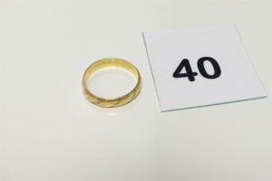 1 Alliance ciselée en or 750/1000 18k (gravée à l'intérieur, td62). PB 4,7g