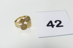1 Bague en or 750/1000 ornée de pierres (monture détériorée, td55). PB 2,3g
