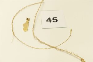 1 Collier fil détérioré et 1 pendentif carte de Madagascar. Le tout en or 750/1000 18k. PB 4,5g