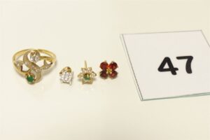 1 Bague ornée d'une petite pierre verte (chaton abimé) et de petits diamants (td54), 1 petit pendentif orné de petits diamants taille princesse, 1 boucle ornée de 4 pierres couleur grenat (manque système) et 1 boucle ornée d'une pierre verte et pierres blanches (manque système). Le tout or 750/1000 18k PB 5,7g